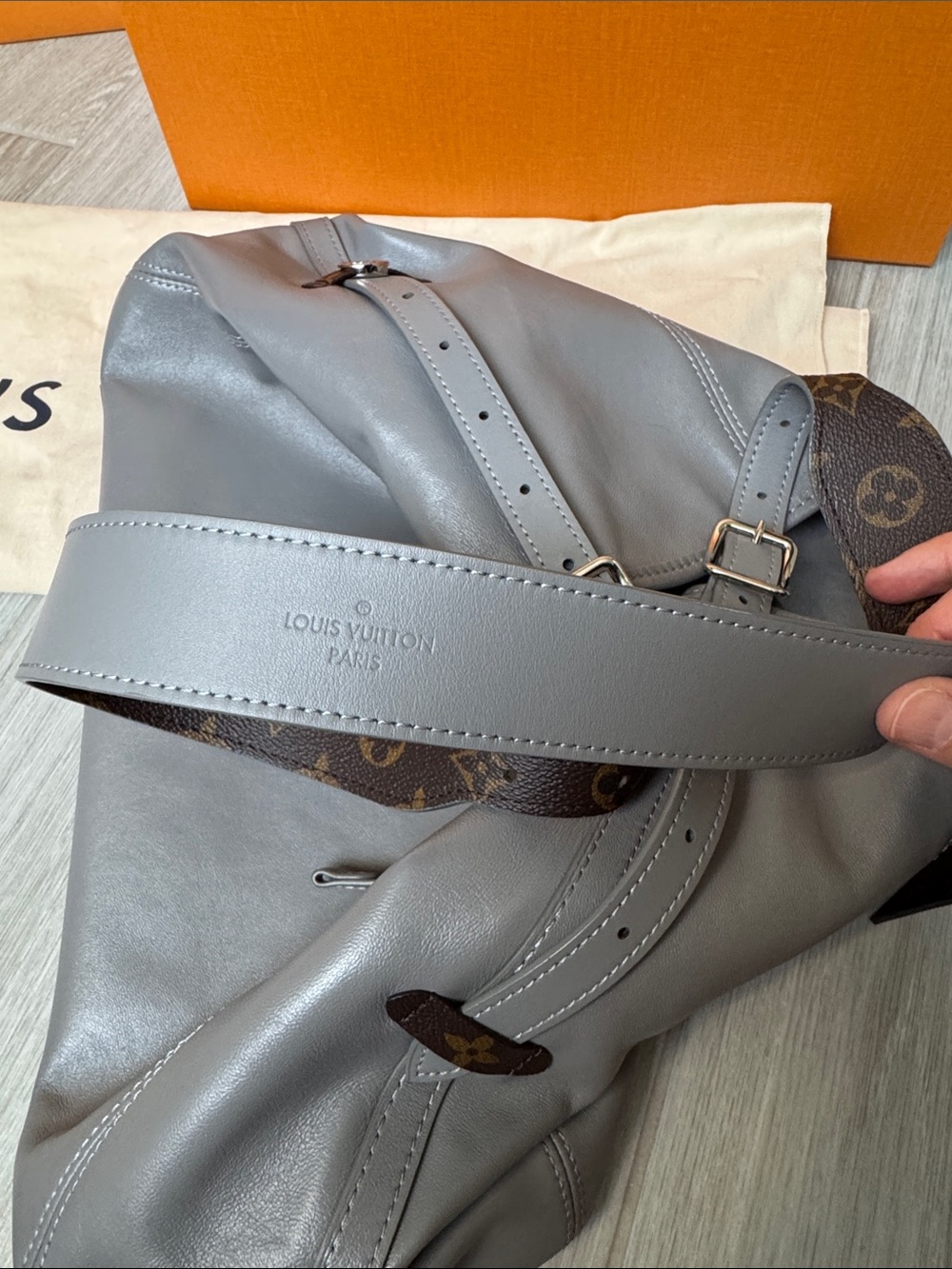 Louis Vuitton Carryall Vibe MM - Picture 10 of 16
